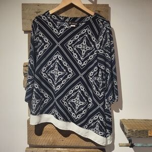 Vin Rouge Canadian Brand🇨🇦 Navy and White Geometric Top With White Bottom.
